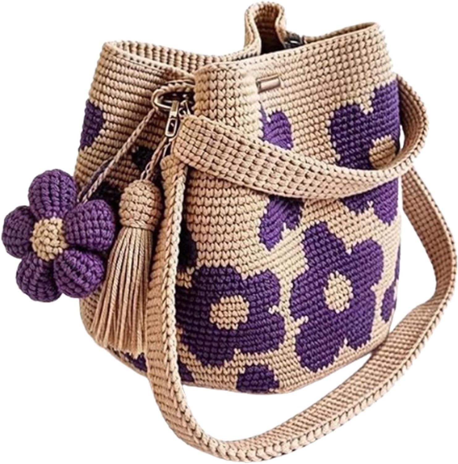 Bolso de crochet tipo capazo en morado y beige con estampado de flores, correa larga y colgante de borlas y flor tejida