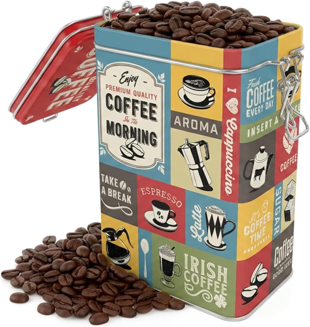 La lata metálica con el collage de ilustraciones de café en varios colores y grano asomando por la tapa abierta