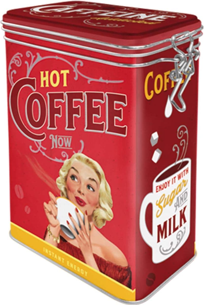 La lata roja con la ilustración de una mujer de los años cincuenta sosteniendo una taza humeante y el texto Hot Coffee Now