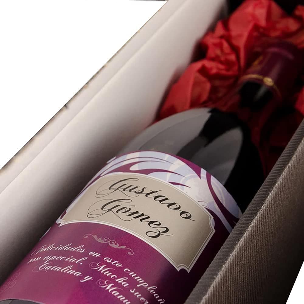 Botella de vino tinto con etiqueta personalizada con nombre y dedicatoria