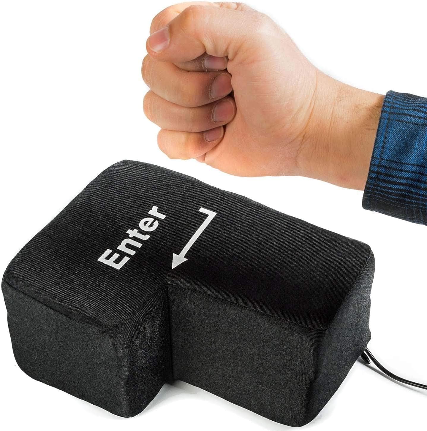 Tecla Enter gigante negra de tela acolchada con el rótulo blanco y su cable USB, junto a un puño a punto de golpearla