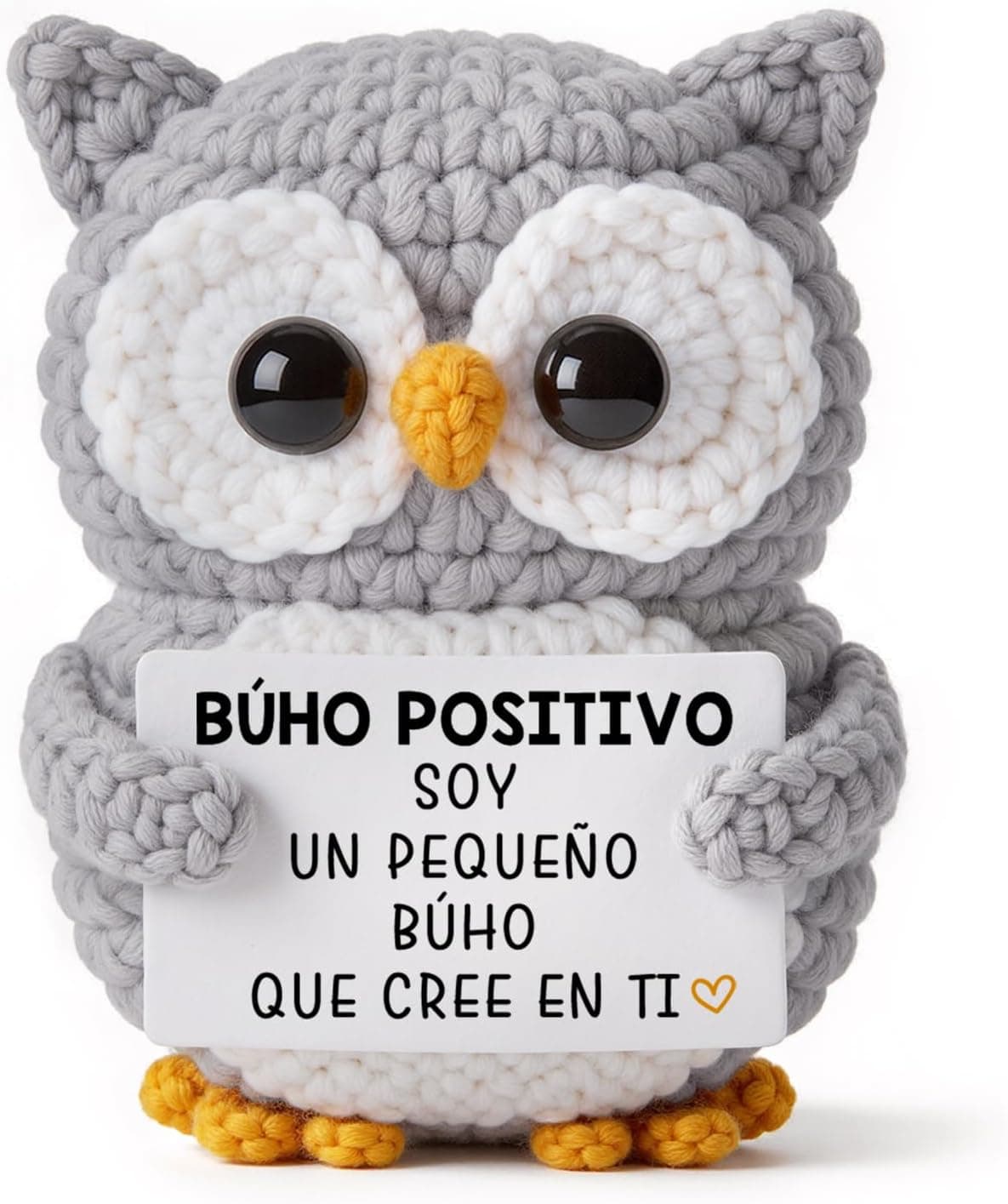 Búho de ganchillo gris con ojos blancos y grandes, pico amarillo y patas amarillas, sosteniendo una tarjeta con el mensaje