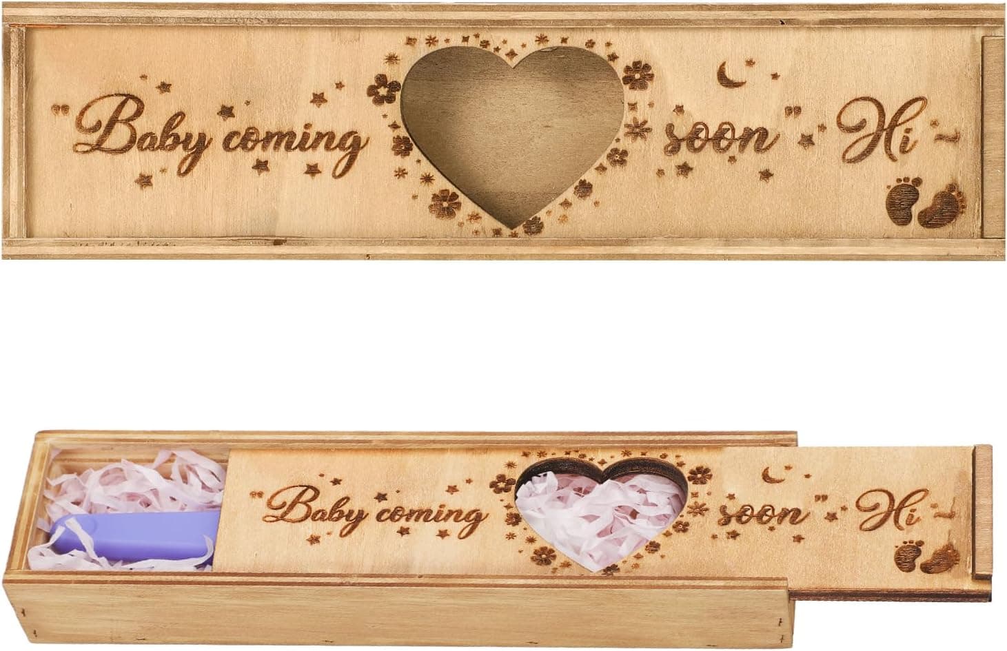 Caja alargada de madera con un corazón calado en la tapa y el texto «baby coming soon», con la tapa deslizante entreabierta