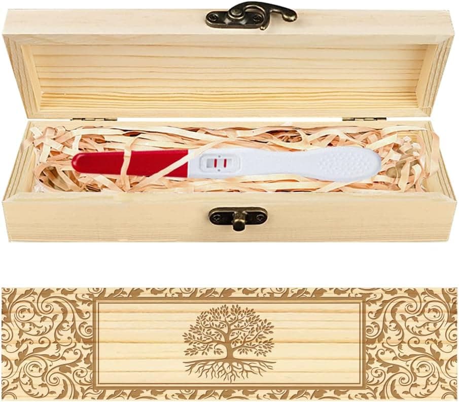 Caja de madera abierta con el árbol de la vida grabado en la tapa, cierre metálico de latón y virutas dentro