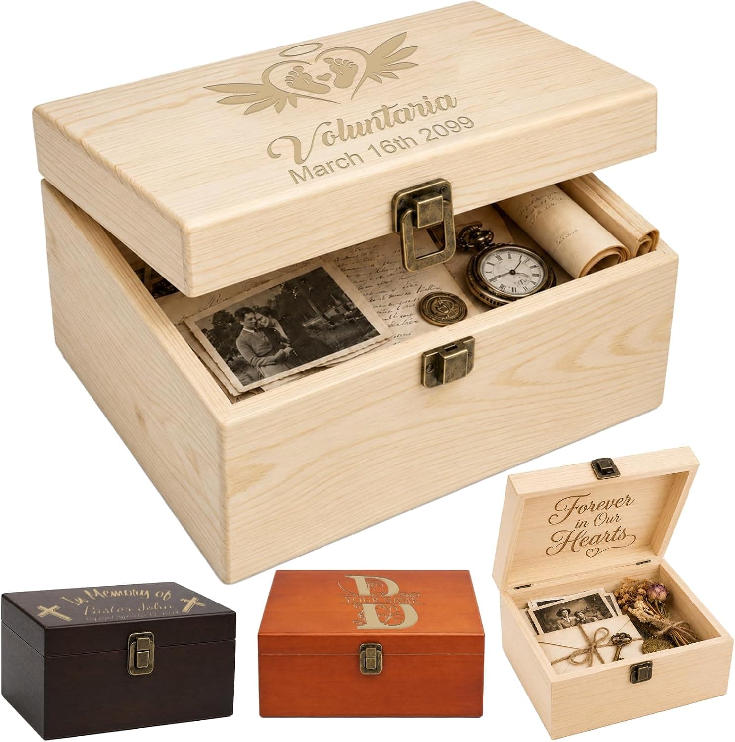 Caja de madera clara abierta, con el texto personalizado grabado en la tapa y fotografías, una carta y un reloj de bolsillo guardados dentro