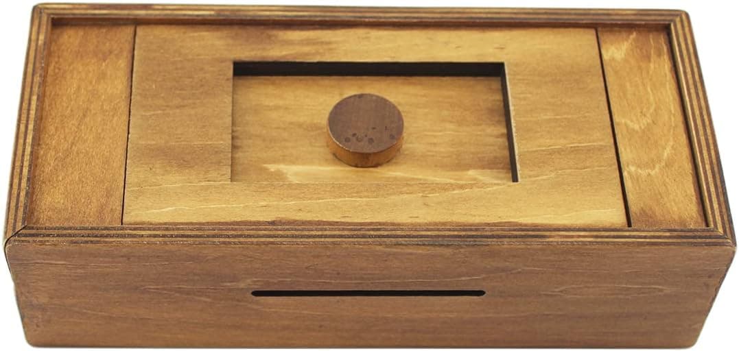 La caja de madera con la cerradura Luban vista desde fuera, sin ninguna pista visible de cómo se abre