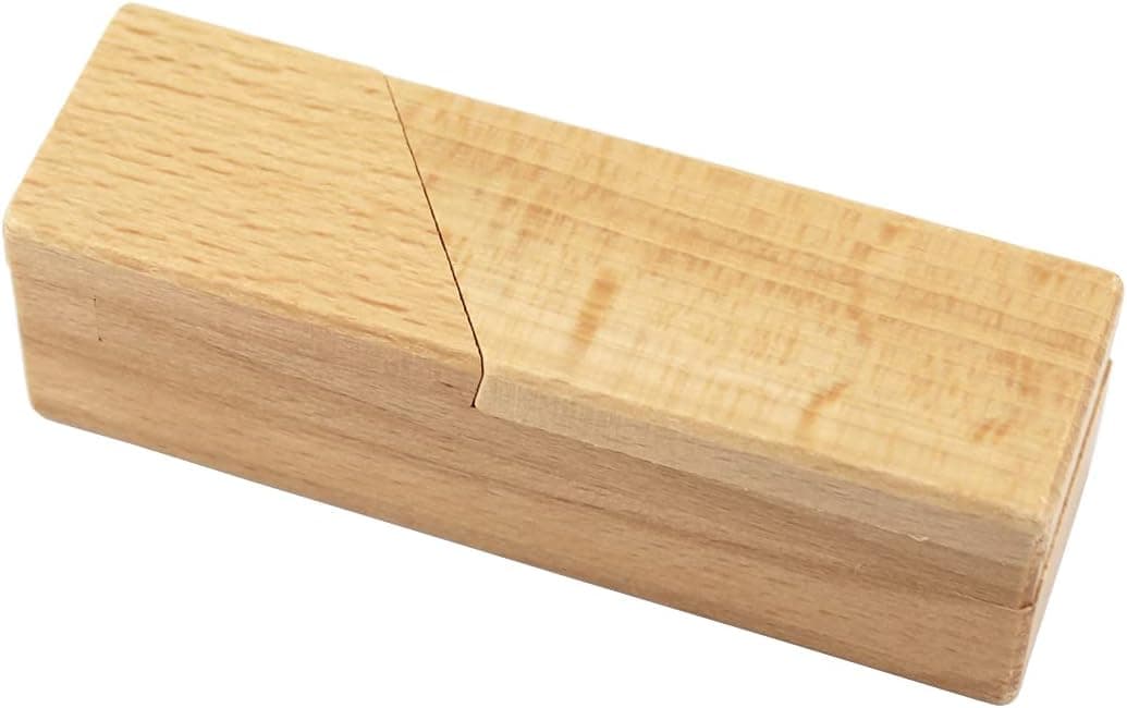 La caja de madera de haya pequeña con la cerradura Luban cerrada, sin pista visible de apertura