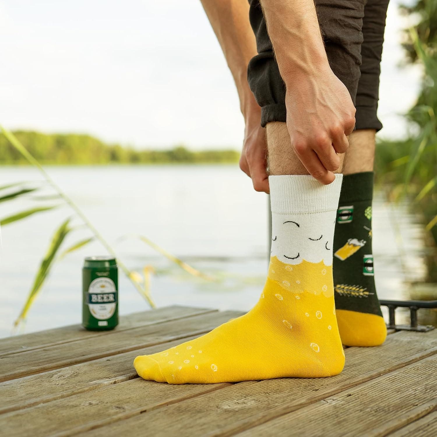 Los dos pares de calcetines estampados de pie junto al estuche de cartón que imita un pack de dos cervezas