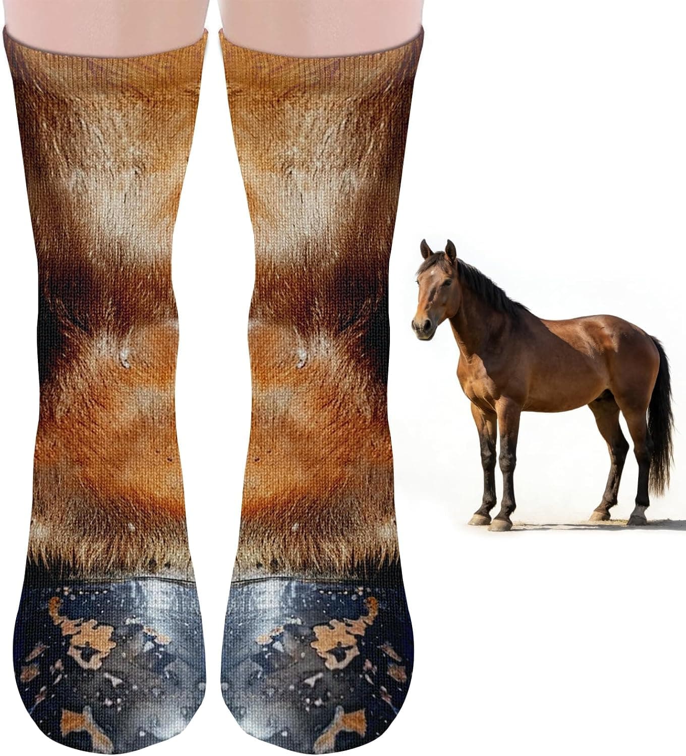 Calcetines altos con estampado realista de pelaje y pezuña de caballo, junto a la fotografía de un caballo que sirvió de referencia | /img/regalos/calcetines-garra-animal-3d-2.jpg | Detalle de los calcetines mostrando el pelaje marrón y la pezuña en la puntera, junto a una yegua con su potro