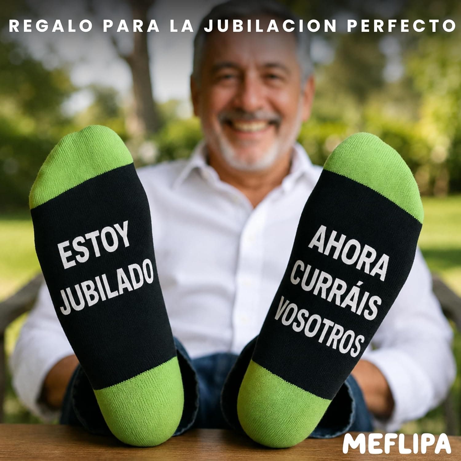 Caja de regalo abierta con los calcetines de jubilación asomando, sobre fondo de madera