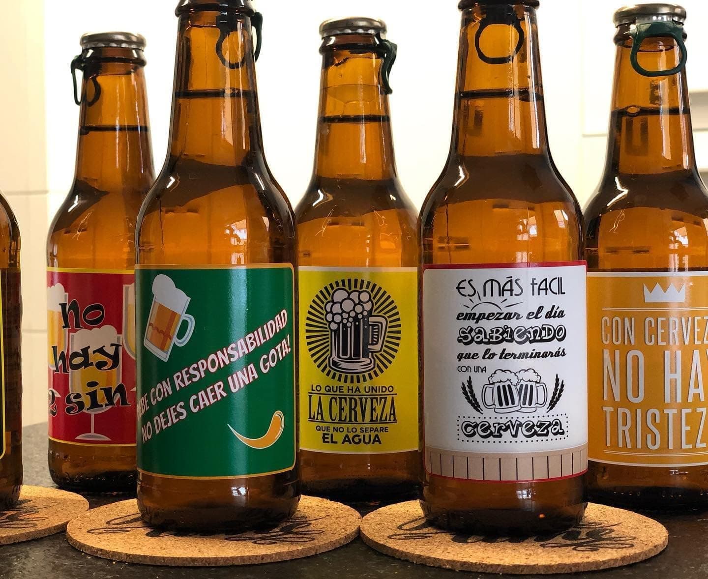 El cubo metálico con la foto de una pareja en el frente, rodeado de botellines con esa misma foto en la etiqueta