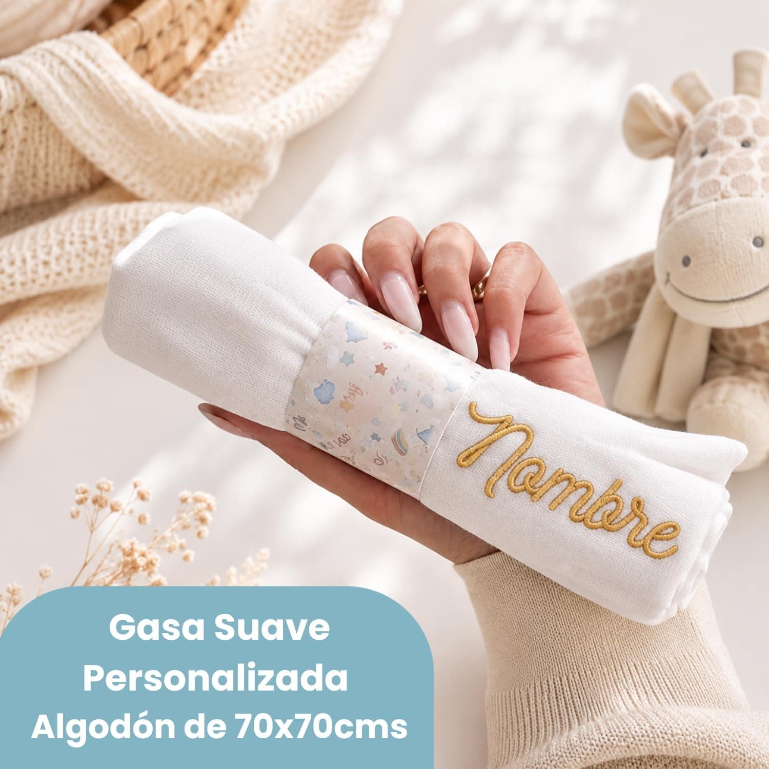 La cesta completa con el peluche de jirafa, la manta, el pastel de pañales, el marco con el nombre y el set de cepillo y peine