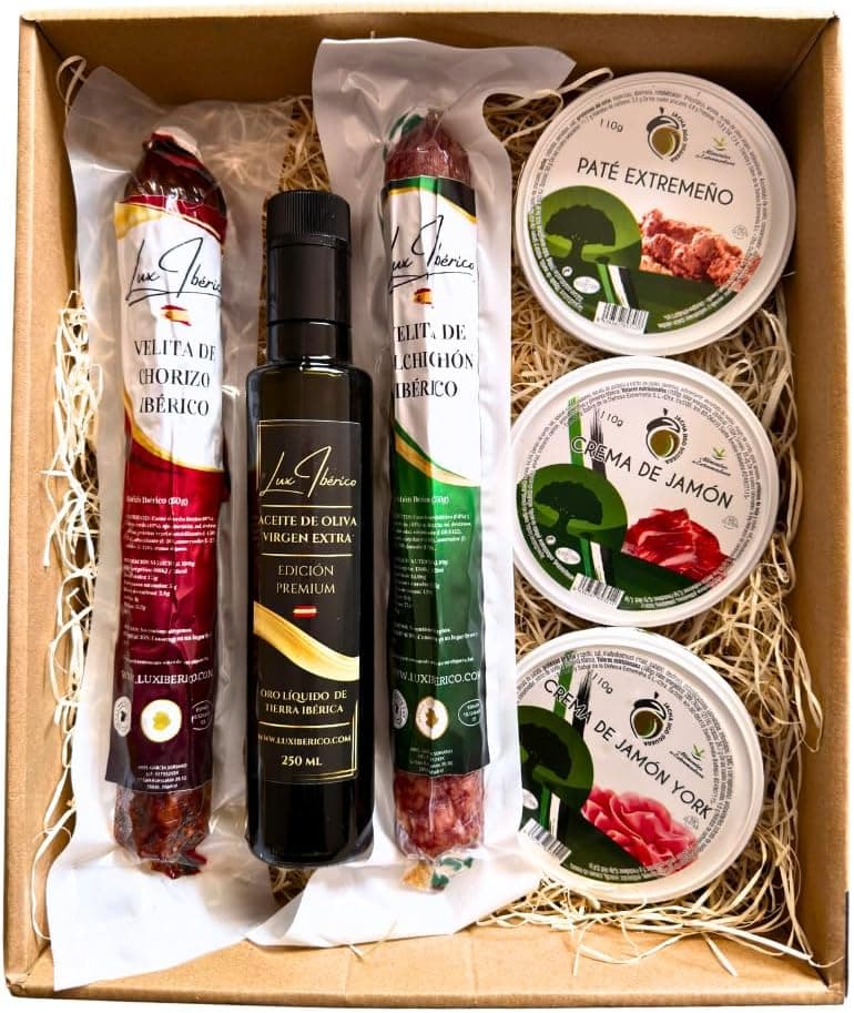 Caja Lux Ibérico con velita de chorizo ibérico, botella de aceite de oliva virgen extra, velita de salchichón ibérico y tres tarrinas de paté extremeño, crema de jamón y crema de jamón york