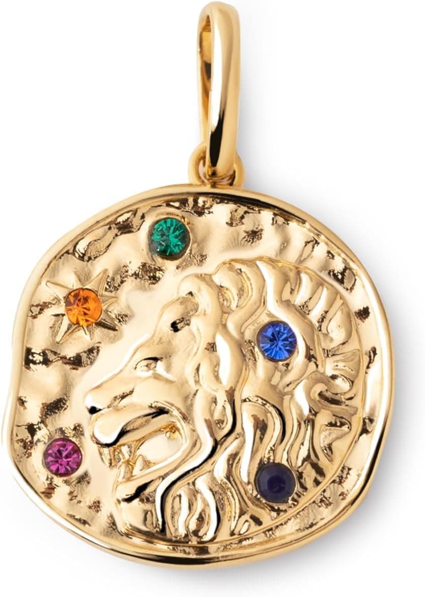 Charm dorado con la cabeza de un león tallada en relieve y cuatro circonitas de colores