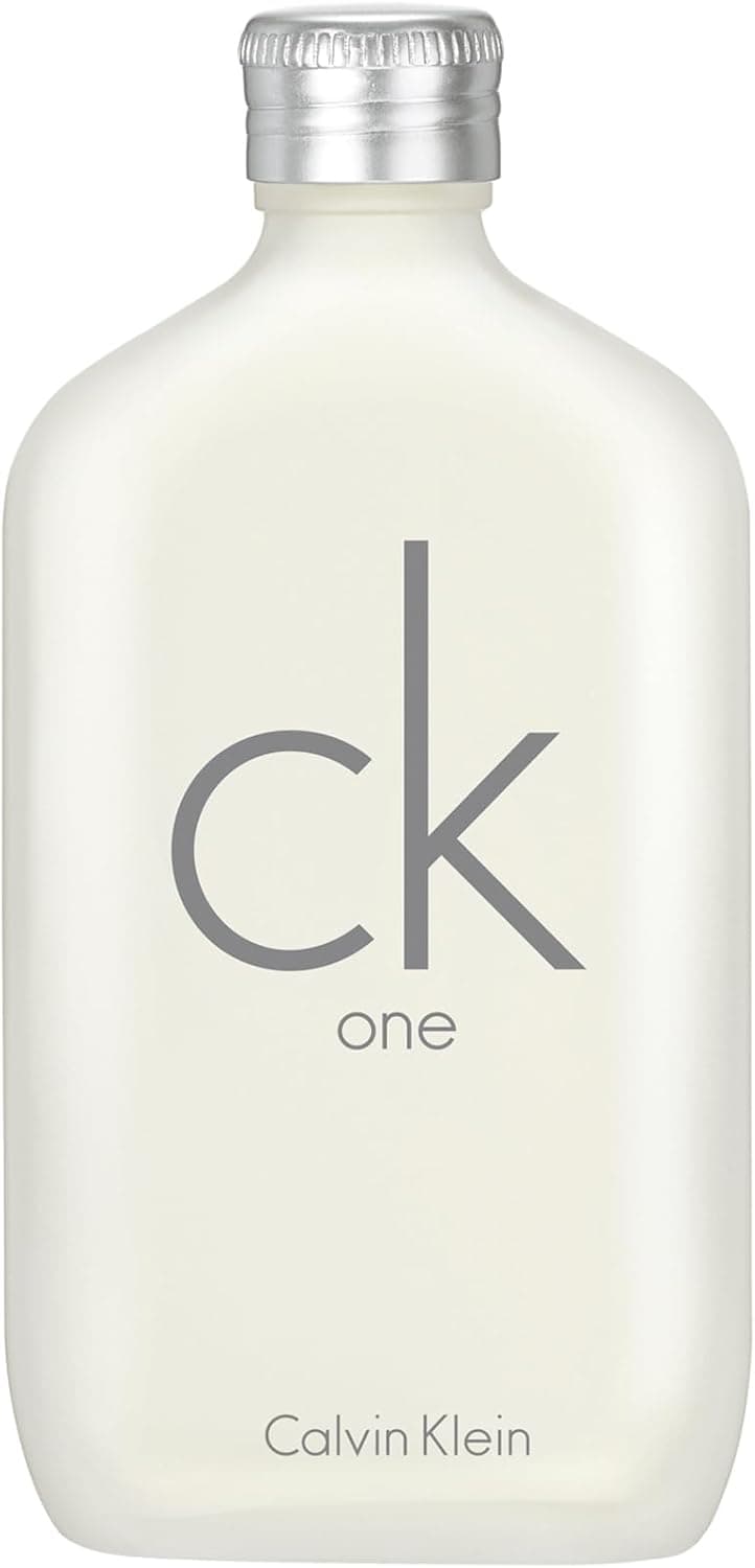 El frasco de vidrio esmerilado de CK One con el tapón plateado y el logotipo en gris