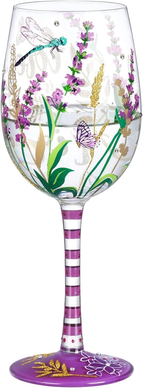 La copa de cristal pintada a mano con flores de lavanda, una libélula y una mariposa, con pedrería aplicada