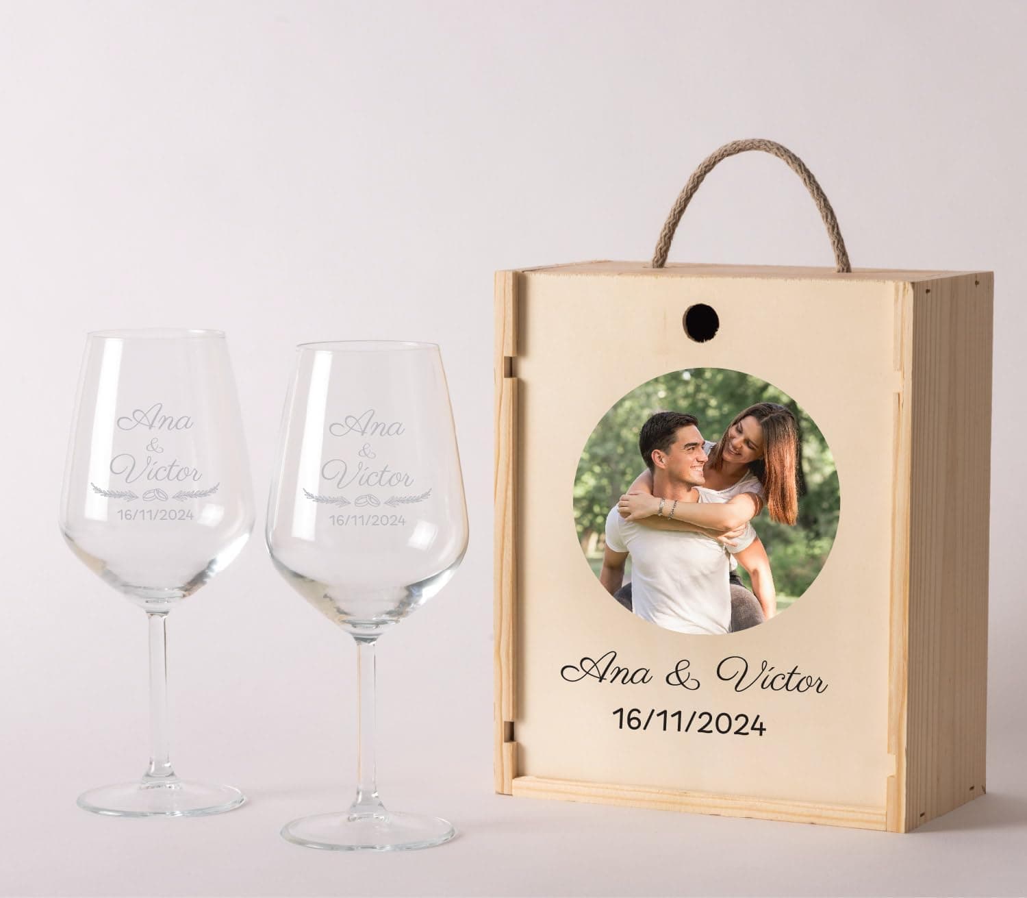 Las dos copas de cristal grabadas con los nombres de la pareja y la fecha, con el motivo de dos alianzas entrelazadas