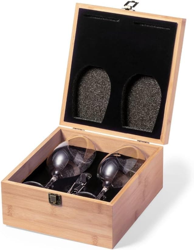 Dos copas de vino grabadas con un nombre junto a su caja de bambú