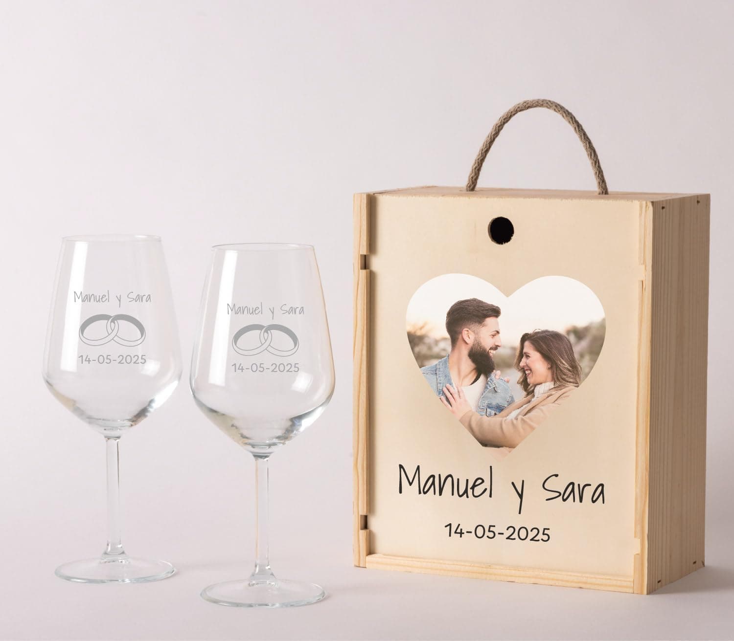 Dos copas de vino grabadas con nombres dentro de su caja de madera de pino