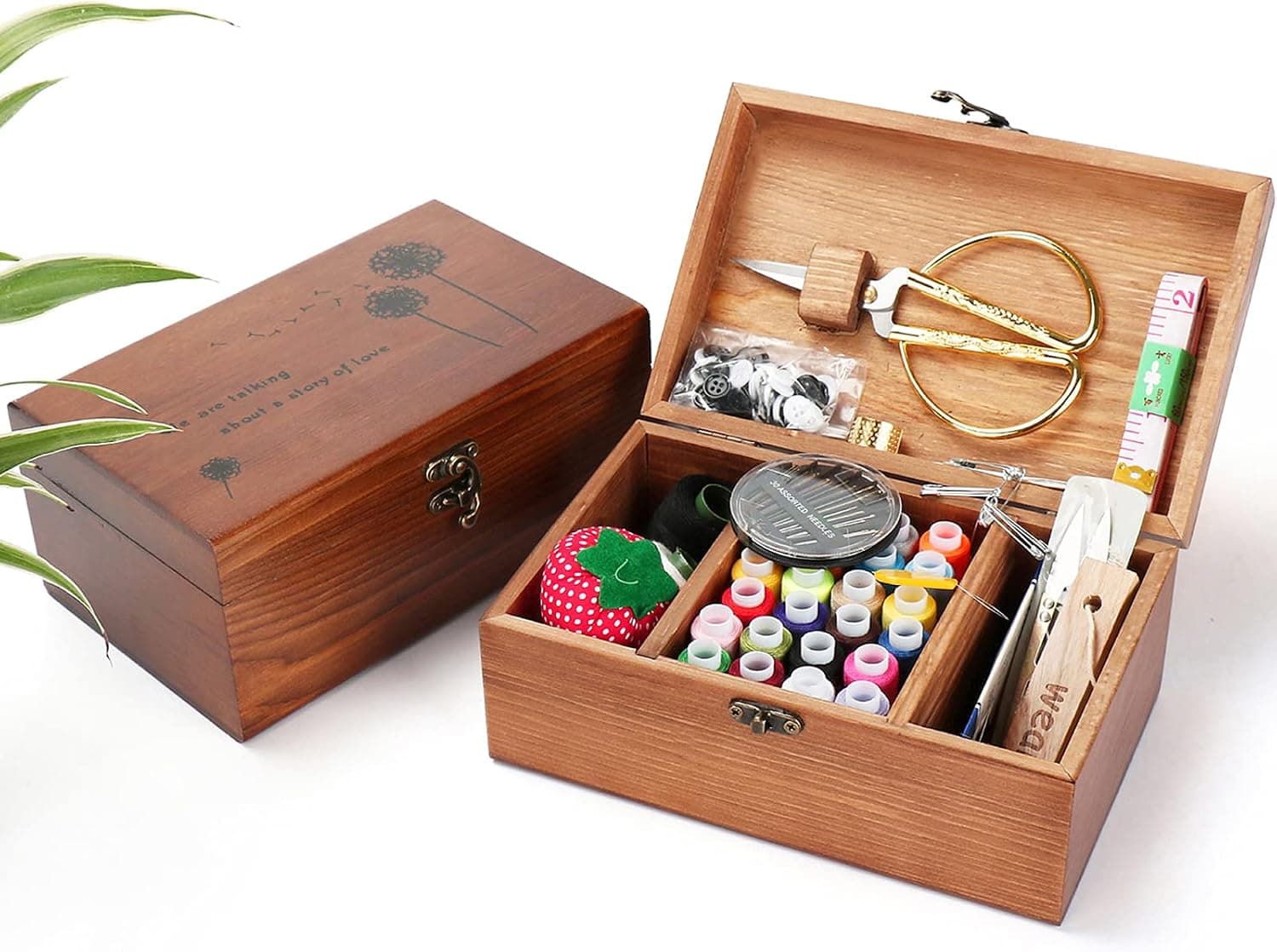 Costurero de madera de estilo vintage abierto, con hilos, tijeras y accesorios de costura