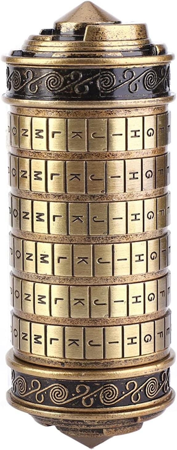 Cilindro vertical de metal dorado con varias ruedas de letras y remate en punta, sobre fondo blanco