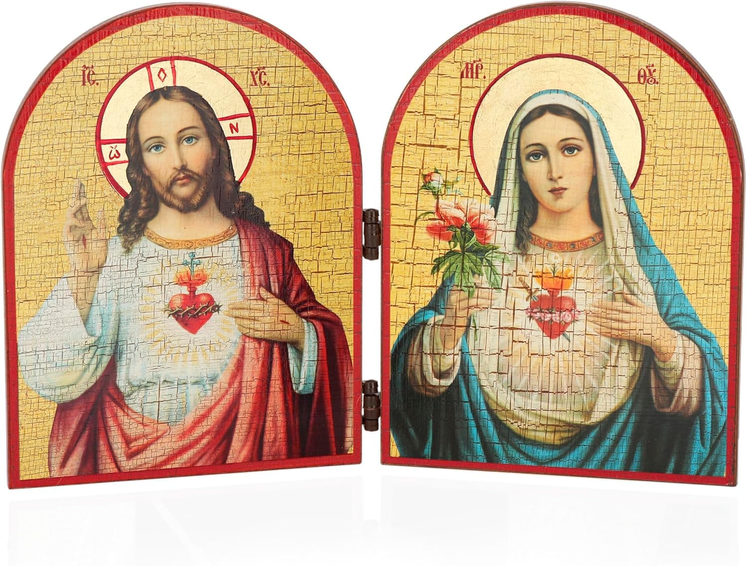 El díptico abierto, con el Sagrado Corazón de Jesús en la tabla izquierda y el Corazón Inmaculado de María en la derecha, sobre fondo dorado craquelado y marco rojo
