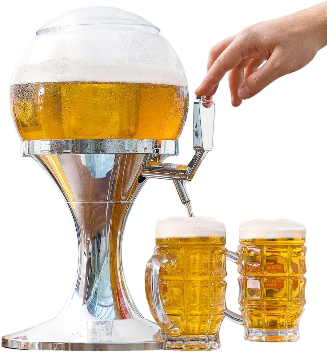 Dispensador de cerveza esférico sobre base metálica plateada, con el grifo abierto sirviendo en dos jarras de cristal