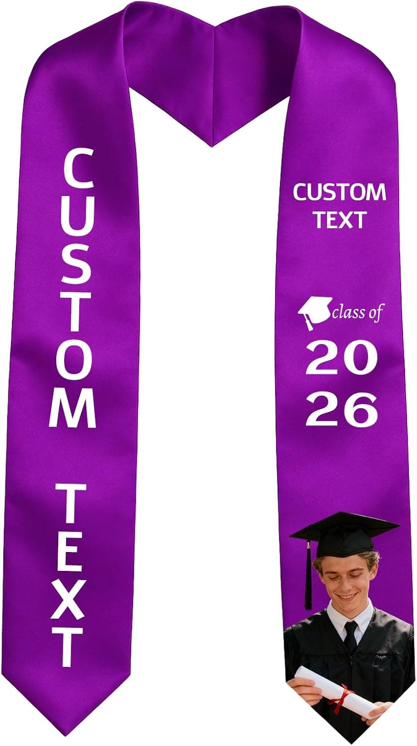 Estola de graduación morada con ribete blanco, nombre y año personalizados, con foto del graduado