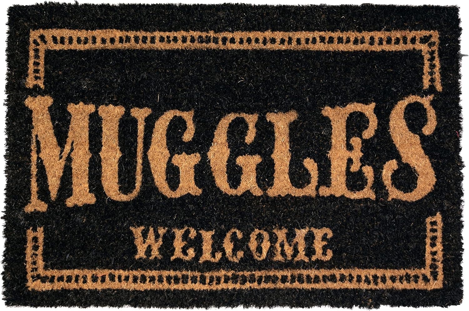 Felpudo negro de fibra de coco con el rótulo «Muggles Welcome» en letras color coco dentro de un marco