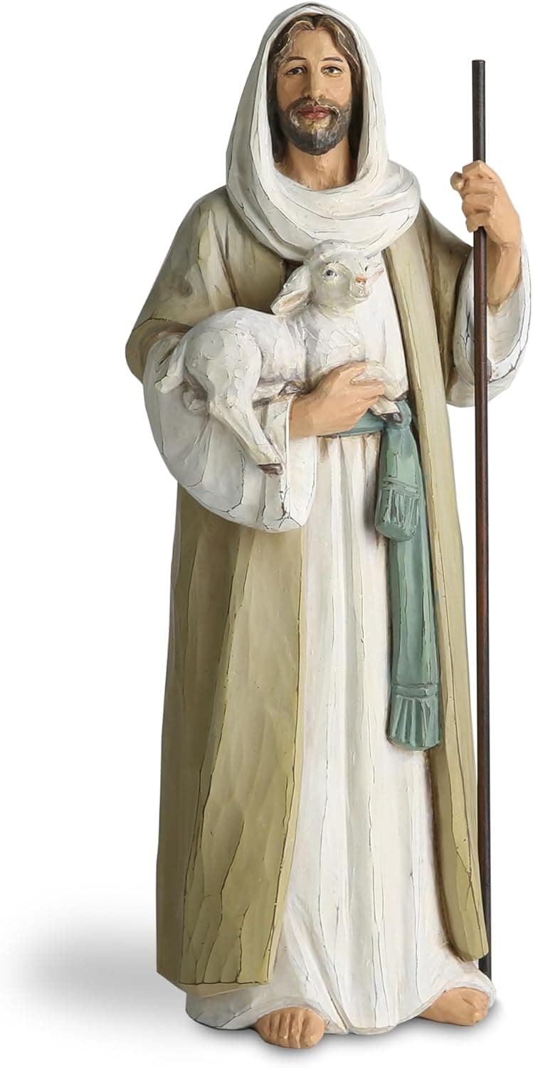 La figura del Buen Pastor con el cordero en el brazo izquierdo y el cayado en la mano derecha, con túnica blanca y manto verde oliva
