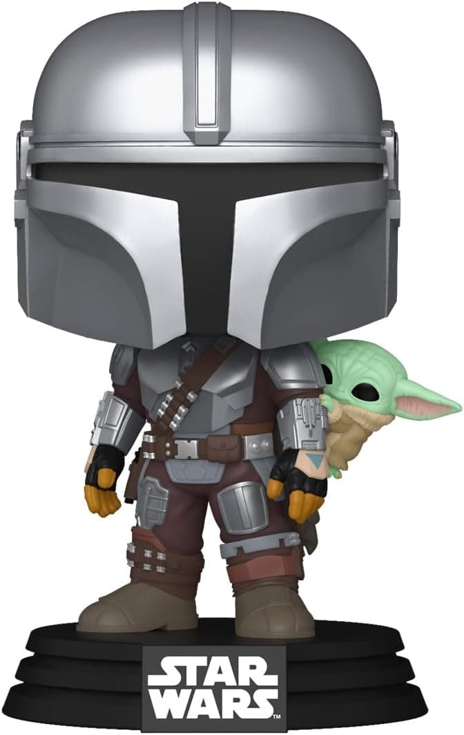 La figura del Mandaloriano con el casco plateado y Grogu apoyado en su brazo derecho, sobre la peana negra de Star Wars