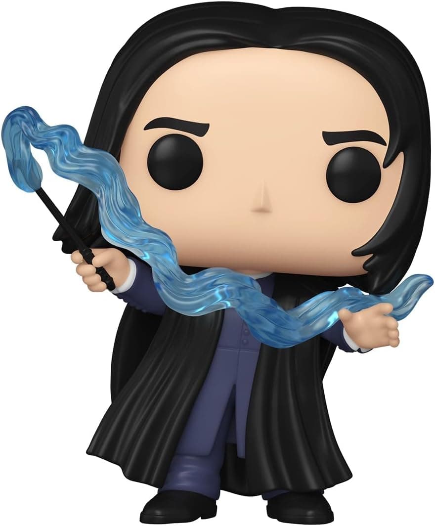 La figura de Snape de negro, con la varita levantada y el patronus azul translúcido saliendo en espiral
