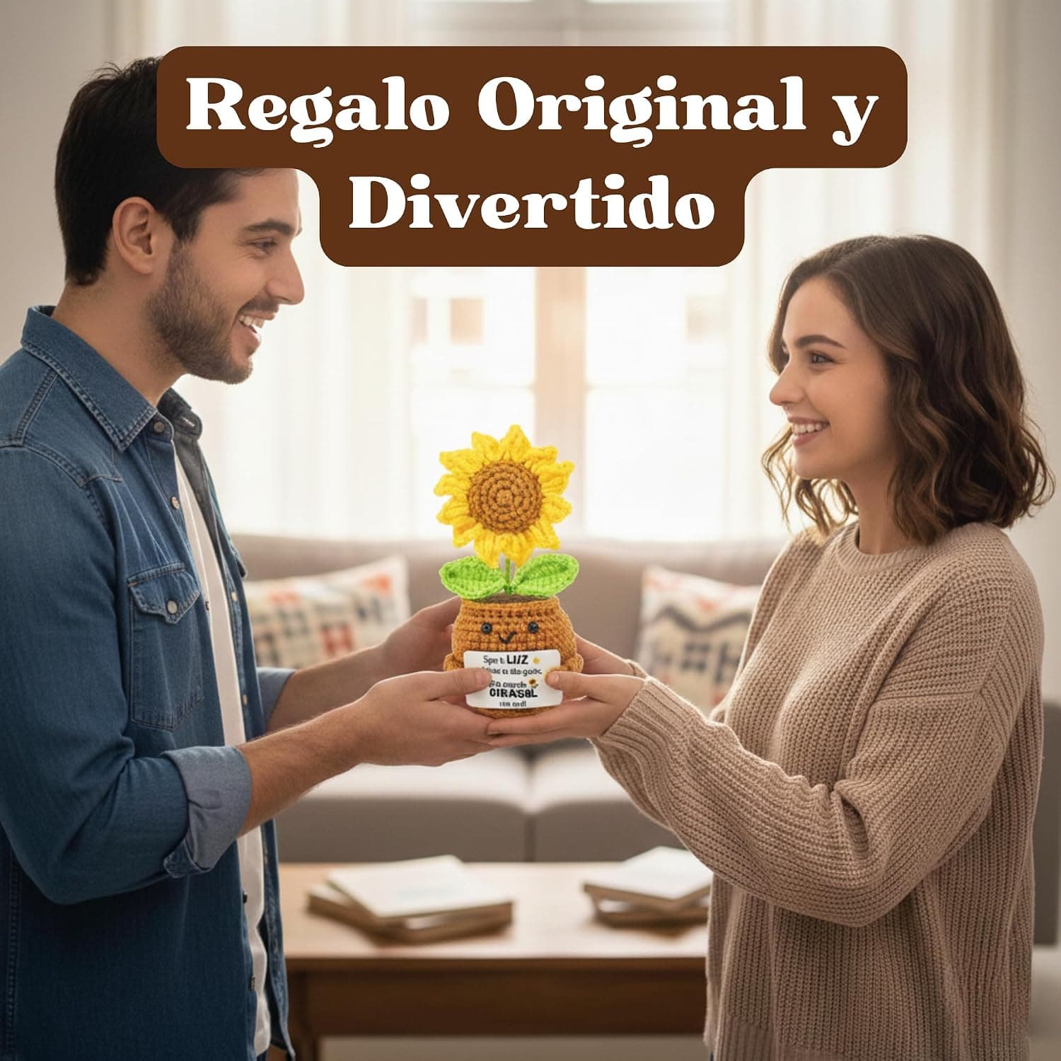 Girasol de ganchillo amarillo y naranja con tallo verde, plantado en una maceta de crochet con dos ojos y una sonrisa, que sostiene un cartelito que dice «Sigue la luz incluso en días grises, ¡este pequeño girasol cree en ti!»