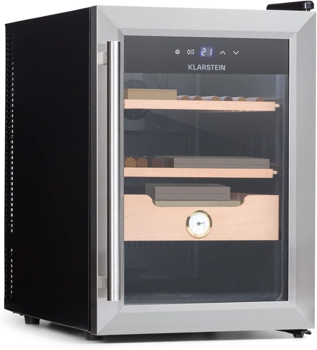 El armario humidor de puerta de cristal y marco plateado, con las bandejas de cedro, el cajón con higrómetro dentro y el panel táctil marcando 21 grados