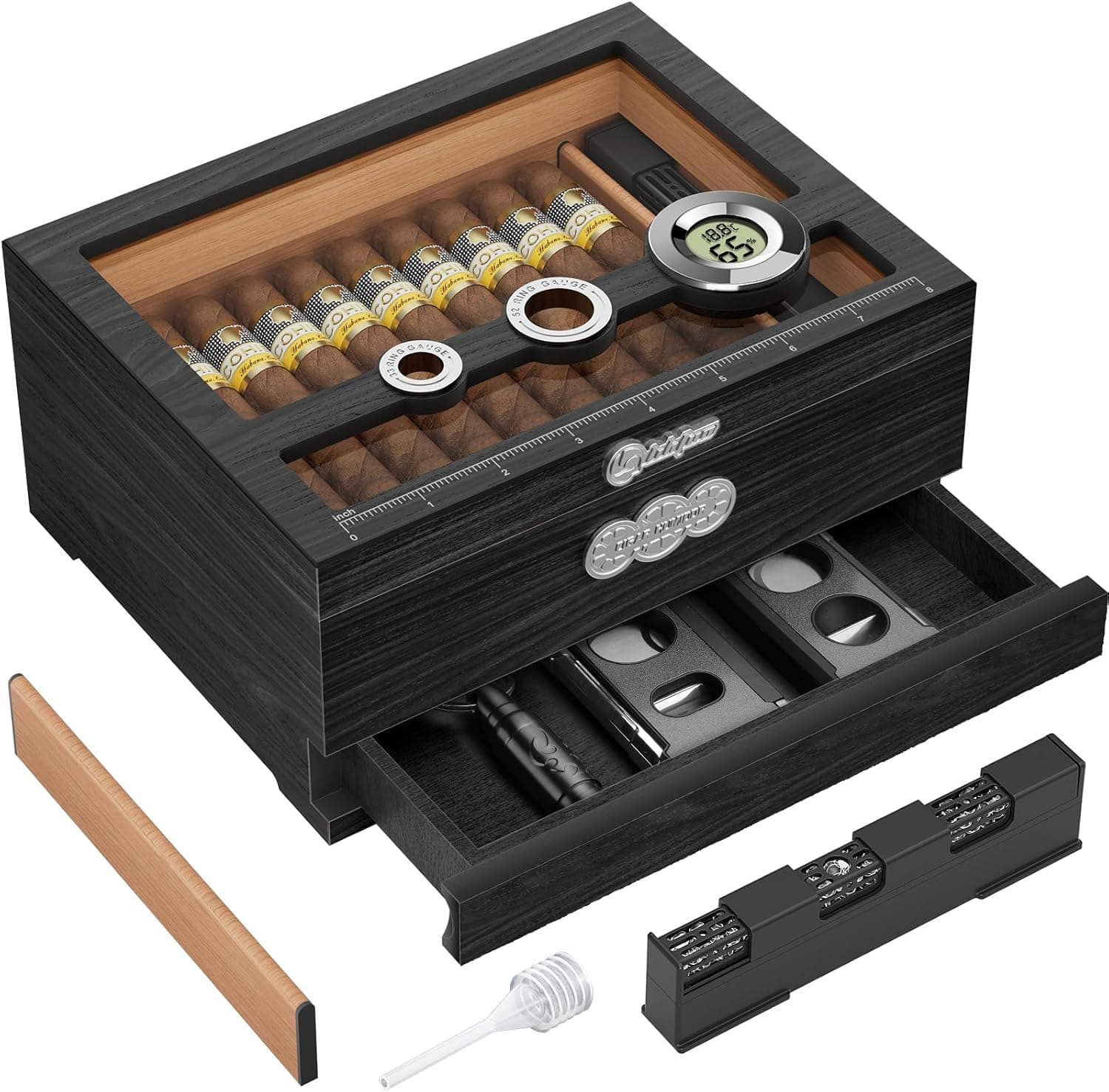 El humidor negro con la tapa de cristal, los puros dentro sobre el cedro, el higrómetro digital y el cajón inferior abierto con el cortador y los accesorios