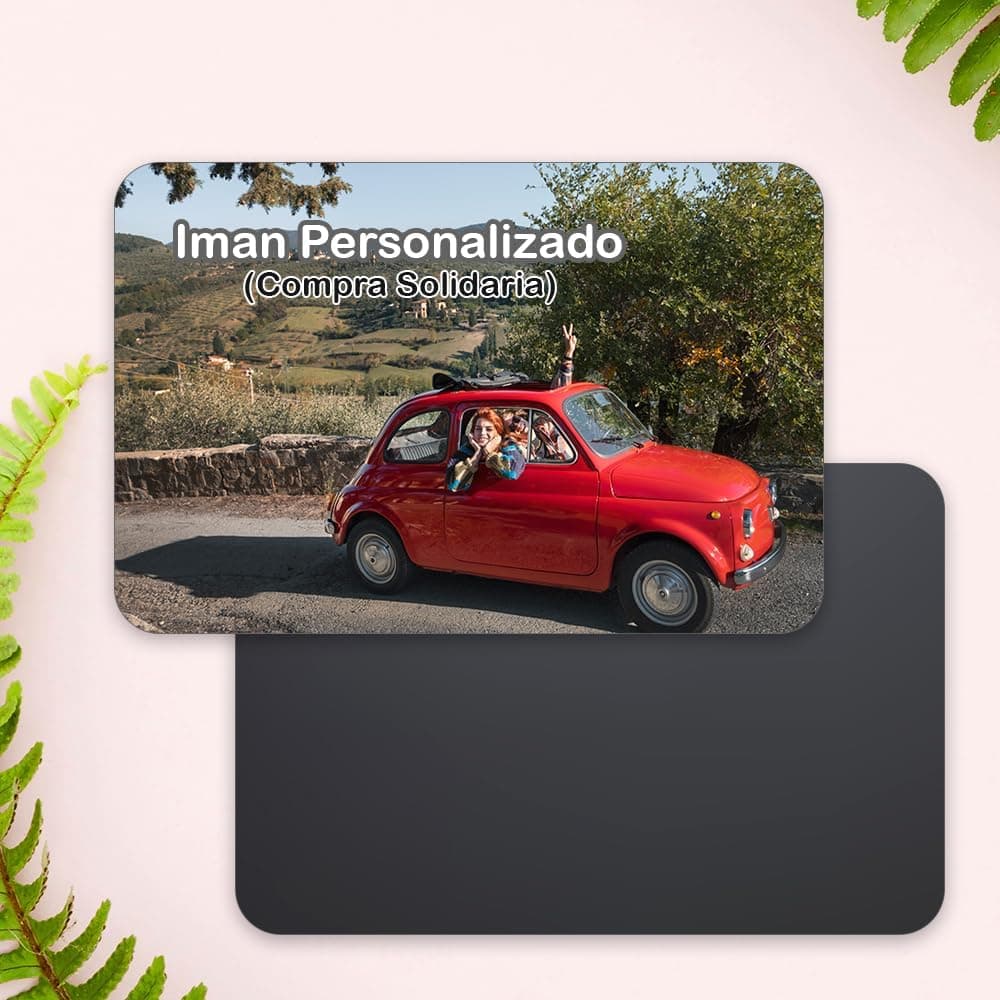 Una mano colocando un imán con la foto de una pareja en una nevera donde ya hay otros cuatro imanes con fotos distintas