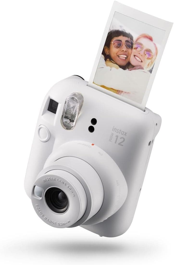 La cámara Instax Mini 12 en blanco arcilla con el objetivo desplegado