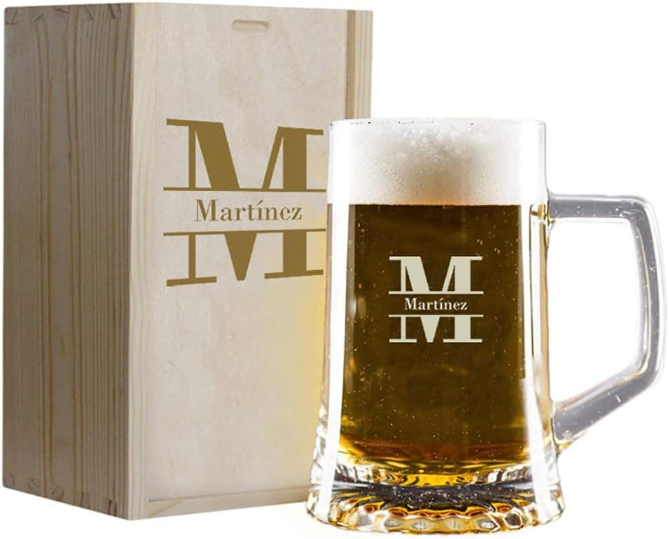 Jarra de cerveza grabada con una inicial, junto a su caja de madera personalizada