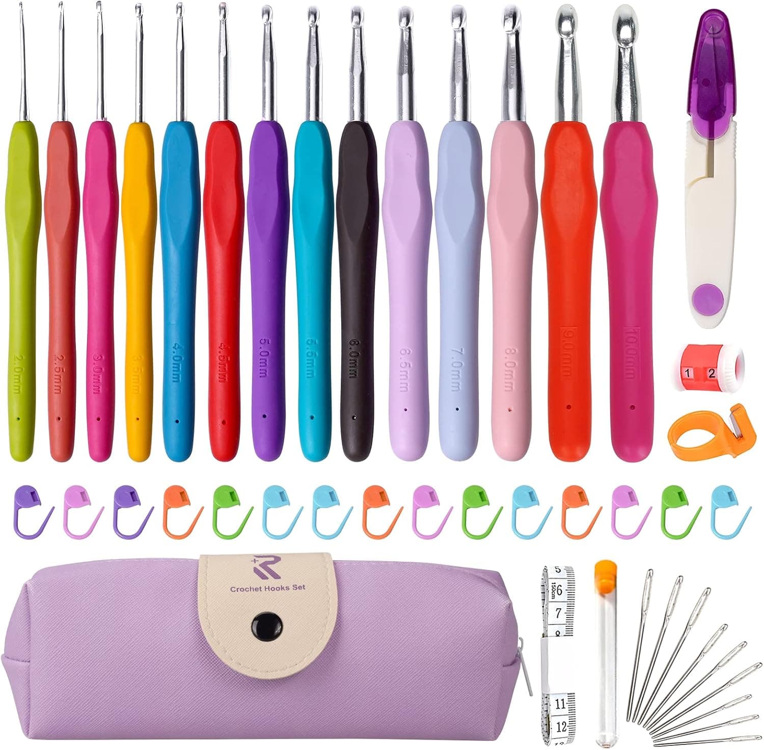 Estuche morado abierto con catorce agujas de ganchillo de mango de goma de colores, ordenadas de menor a mayor grosor