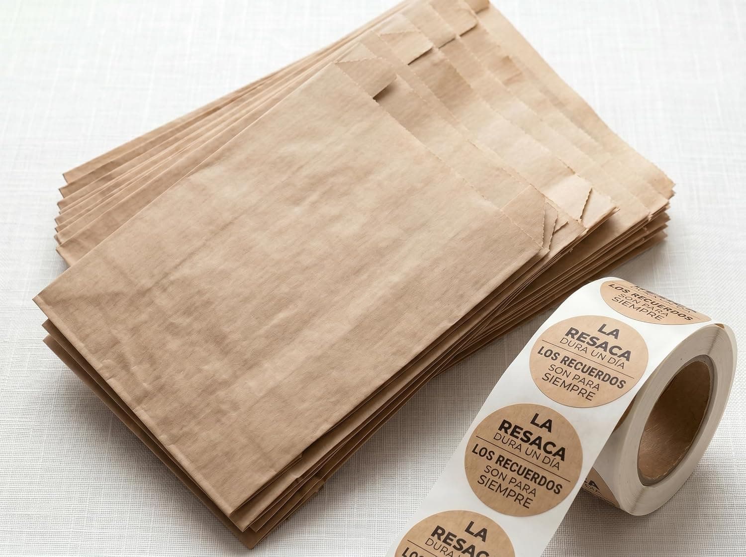 Bolsa kraft con fuelle cerrada con etiqueta de kit anti resaca, pensada como detalle de boda
