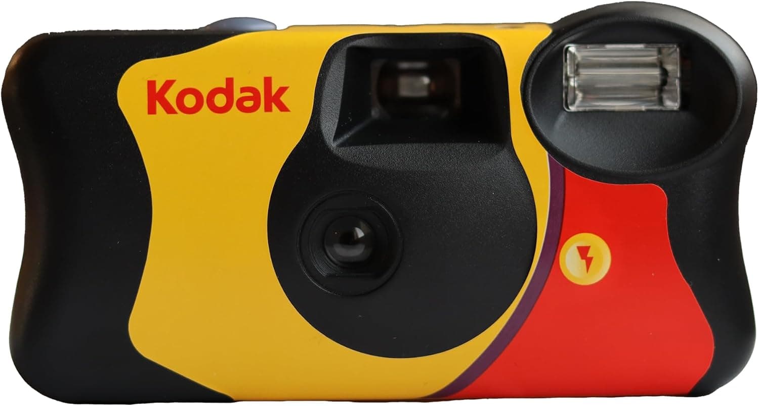 La cámara desechable Kodak FunSaver en su embalaje amarillo característico