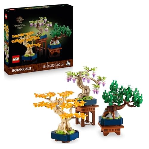 Tres minibonsáis LEGO sobre dos peanas de distinta altura, con hojas de ginkgo y pino negro