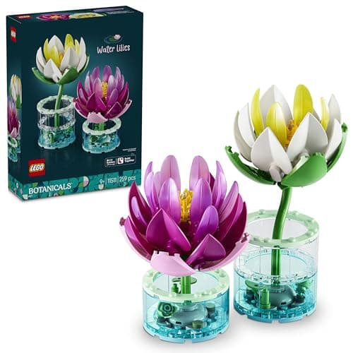 Dos nenúfares LEGO, uno blanco y otro rosa, sobre jarrones que simulan agua