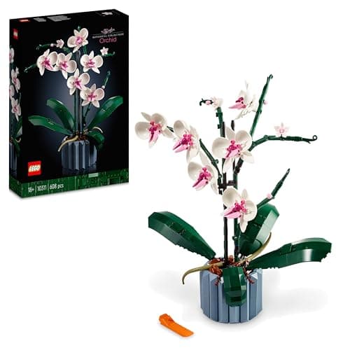 Orquídea LEGO de flores blancas y rosas en jarrón azul con piezas marrones que simulan tierra