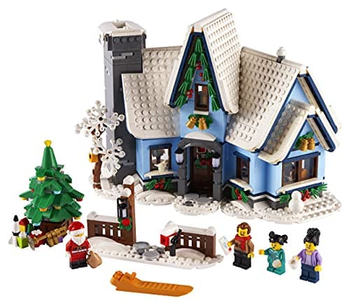 Escena LEGO navideña de Santa Claus entrando por la chimenea de una casa decorada