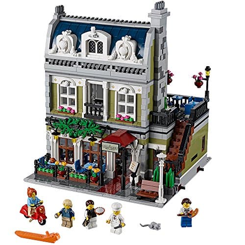 Edificio modular LEGO de un restaurante parisino con fachada clásica