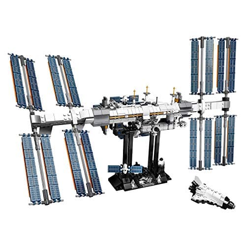 Maqueta LEGO de la Estación Espacial Internacional con paneles solares desplegados