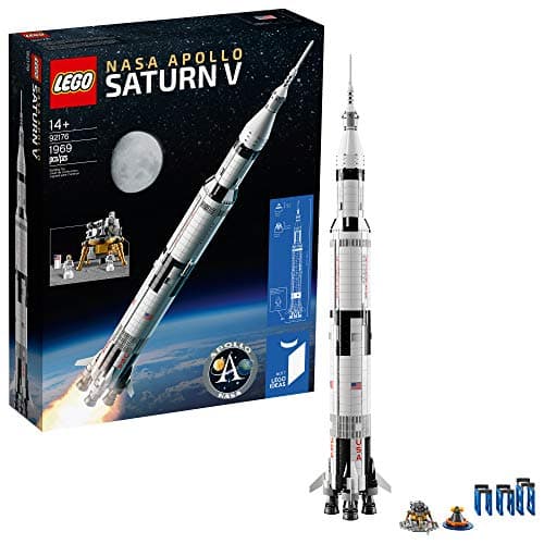Réplica LEGO del cohete Saturn V de la NASA en posición vertical