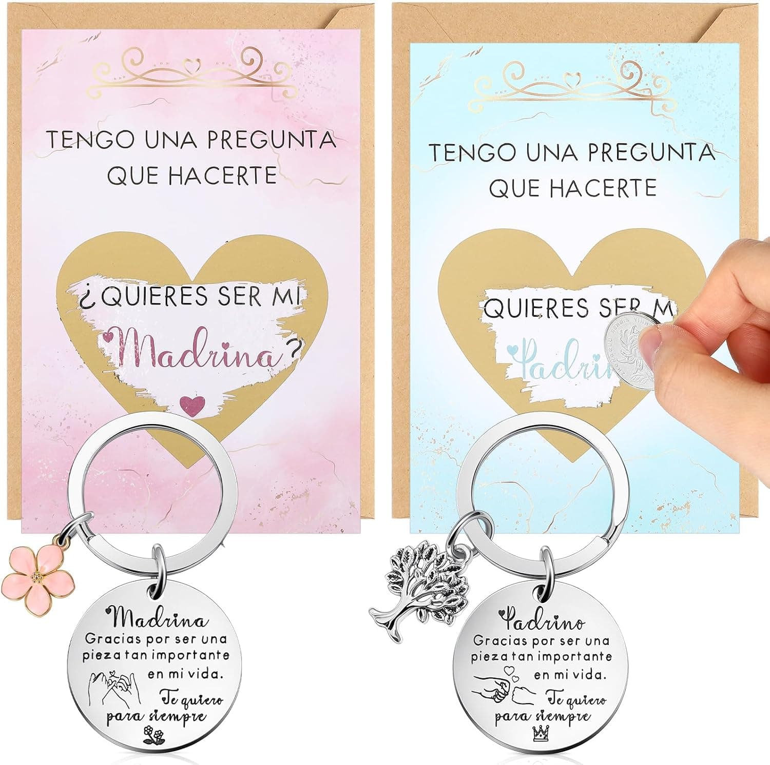 Dos versiones del set, una rosa con colgante de flor para madrina y otra azul con colgante de árbol para padrino, cada una con su llavero grabado, tarjeta y moneda de rascar