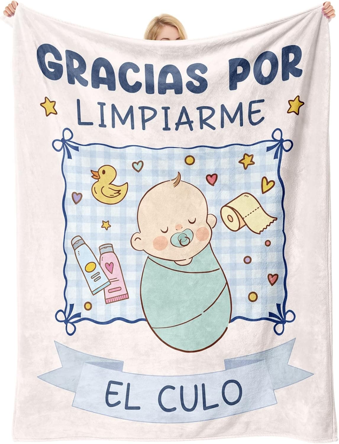 Manta suave de color claro, doblada, pensada como regalo para padres primerizos